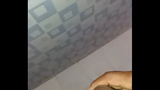 Echándome un rico pajaso antes de la ducha